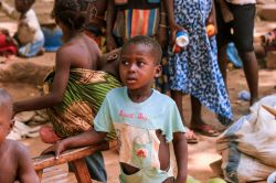 Un bambino in un mercato locale di frutta e verdura a Ouagadougou, Burkina Faso (Africa) - © Dave Primov / Shutterstock.com