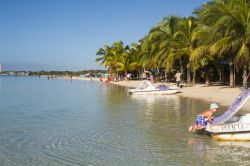 Un bambino si diverte sulla spiaggia di Boca Chica, Repubblica Dominicana - © Valeriya Pavlova / Shutterstock.com