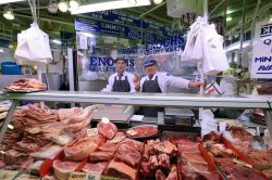 Un banco di macelleria al Bullring Market di Birmingham, Inghilterra. Ogni anno questo vasto spazio mercatale al coperto viene visitato da oltre sei milioni di persone  - © astudio ...