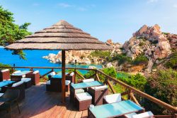 Un bar panoramico tra i graniti di Capo Testa vicino a Santa Teresa Gallura in Sardegna