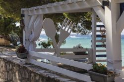 Un beach bar in riva al mare nel villaggio di Ksamil in Albania - © Sun_Shine / Shutterstock.com