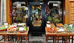 Un bel negozio di frutta e verdura lungo una strada di Vitoria Gasteiz, Spagna - © Alina Bratosin / Shutterstock.com