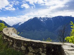 Un bel paesaggio naturale a Berbenno di Valtellina, Lombardia. Sullo sfondo, le Alpi con la prima neve sulla cima - © COLOMBO NICOLA / Shutterstock.com