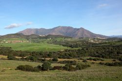 Un bel paesaggio naturale nei pressi della città di Estepona, Spagna.