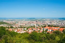 Un bel panorama della città di Clermont-Ferrand e del parco nazionale dell'Auvergne, Francia.

