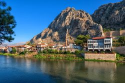 Un bel panorama delle case ottomane di Amasya, Turchia, in una giornata di sole. Sullo sfondo, le Tombe dei Re del Ponto.

