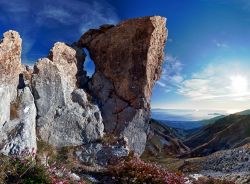 Un bel panorama di Formia con formazioni rocciose e il mare sullo sfondo (Lazio).

