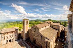 Un bel panorama sulla cattedrale di Santa Maria Assunta nella piazza principale di Montepulciano, Toscana, Italia.

