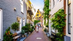 Un bel tramonto su una stradina del centro di Middelburg, Olanda - © Harry Beugelink / Shutterstock.com