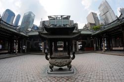 Un braciere a pagoda nel tempio Thian Hock Keng a Chinatown, intriso di simboli legati alla tradizione cinese e dichiarato monumento nazionale nel 1973 - © Sonja Vietto Ramus
