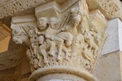 Un capitello decorato all'abbazia di Fleury a Saint-Benoit-sur-Loire (Francia).

