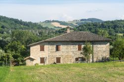 Un casolare nelle campagne tra San Severino e Tolentino nelle Marche