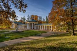 Un colonnato termale a Marianske Lazne e il parco con i colori dell'autunno in Repubblica Ceca