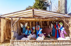 Un colorato presepe di Natale nella città di Provins, Francia - © Jacky D / Shutterstock.com