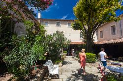 Un cortile del centro storico presso la cittadina provenzale di L'Isle-sur-la-Sorgue, nel dipartimento di Vaucluse - foto © Ivica Drusany / Shutterstock.com