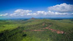 Un cratere a forma di cuore nella regione di Marsabit, Kenya. Il paesaggio di questo territorio è molto diverso dal resto del Kenya per la presenza di coni vulcanici che nascono da terreni ...