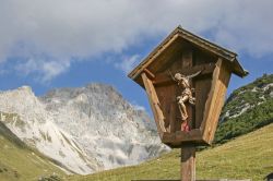 Un crocifisso fotografato in una escursione da Leutasch sulle montagne Wetterstein in Tirolo (Austria)