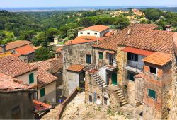 Un dettaglio del centro storico di Montescudaio, borgo della Toscana in provincia di Pisa