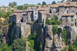 Un dettaglio della rupe di tufo di VItorchiano, borgo del viterbese nel Lazio