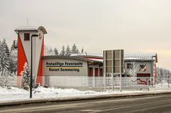 Un edificio dei vigili del fuoco nella cittadina di Semmering, Austria, fotografato in inverno - © Taste it / Shutterstock.com