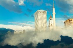 Un edificio di nuova costruzione nella centrale piazza Scanderbeg a Tirana, Albania - © Alla Simacheva / Shutterstock.com