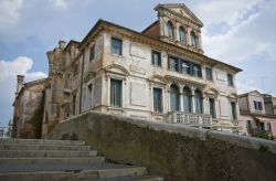 Un edificio rinascimentale abbandonato a Chioggia, Veneto, Italia. Nonostante il logorio del tempo questo antico palazzo risplende ancora per la sua bellezza architettonica.



