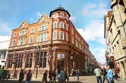 Un elegante edificio d'angolo nel centro storico di Lincoln, Inghilterra - © Alastair Wallace / Shutterstock.com