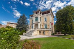 Un elegante edificio storico appartenente a un gruppo bancario francese nella cittadina di L'Isle-sur-la-Sorgue, in Provenza - foto © Ivica Drusany / Shutterstock.com