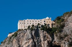 Un elegante palazzo a strapiombo sulla costa rocciosa di Furore, provincia di Salerno, Campania.



