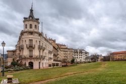 Un elegante palazzo ad angolo nella città di Jaca, Aragona, Spagna.

