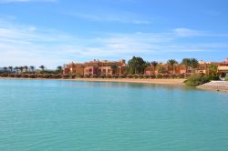 Un esclusivo resort di El Gouna, affacciato sulla laguna interna della località turistica del Mar Rosso.