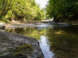 Un fiume nei pressi di Suviana, siamo sull'Appennino Bolognese, non distante da Porretta Terme - © loreanto / Shutterstock.com