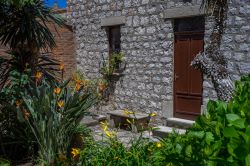 Un giardino di una casa del villaggio di Novara di Sicilia, Italia