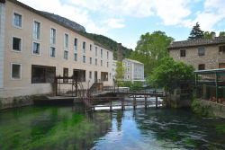 Un grazioso angolo di Fontaine-de-Vaucluse (Francia) con il fiume Sorgue - © Eleni Mavrandoni / Shutterstock.com