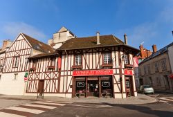 Un grazioso caffé all'interno di una casa a graticcio nel centro di Provins, Francia - © Joymsk140 / Shutterstock.com