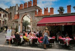 Un grazioso ristorante nel centro storico del borgo di Bardolino, lago di Garda, Veneto - © Harald Florian / Shutterstock.com