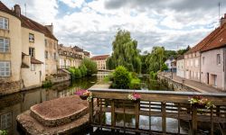 Un grazioso scorcio del fiume Bourbince a Paray-le-Monial, Borgogna (Francia) - © Nigel Jarvis / Shutterstock.com