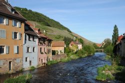 Un grazioso scorcio del villaggio di Thann, Alsazia, Francia: siamo nel dipartimento dell'Alto Reno.
