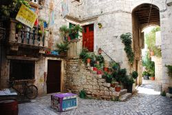Un grazioso vicolo nel centro storico di Trogir, Croazia.

