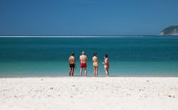 Un gruppo di adulti sulla spiaggia di Troia, nei pressi di Setubal, Portogallo. Le sue spiagge si estendono per oltre 18 chilometri.

