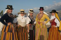 Un gruppo di donne in tipici abiti tradizionali a Puerto de la Cruz, Tenerife, durante un festival (Spagna) - © Salvador Aznar / Shutterstock.com