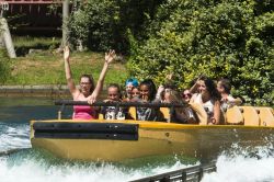 Un gruppo di ragazzine si diverte in un'attrazione ad acqua nel parco di Plailly, Francia - © mimohe / Shutterstock.com