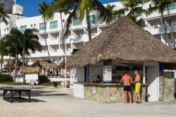 Un hotel affacciato sulla spiaggia di Boca Chica, Repubblica Dominicana - © Valeriya Pavlova / Shutterstock.com