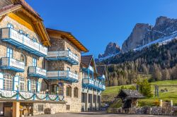 Un hotel del villaggio di Possa di Fassa, Trentino Alto Adige. Fra alberghi e strutture ricettive si contano oltre 50 posti offerti per rispondere alle esigenze dei turisti - © Gimas / ...