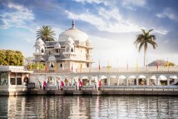 Un hotel di lusso sul lago Pichola in una giornata di sole con il cielo azzurro, Udaipur, Rajasthan, India.



