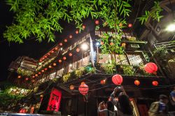 Un locale di Chiufen di notte, Taiwan.
