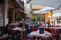 Un locale tipico del centro di Nizza, Francia. Uno dei tanti ristorantini della vecchia Nizza in cui assaporare le specialità della gastronomia locale.
