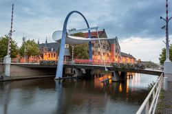 Un moderno ponte a bascula costruito su un canale della città di Leeuwarden, Paesi Bassi.

