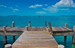 Un molo in legno sull'isola di Long Island alle Bahamas