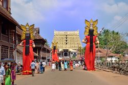 Un momento del Painkuni Festival al Sree Padmanabha Temple, Trivandrum, India. Questo tempio indù è considerato uno dei più sontuosi al mondo - © AjayTvm / Shutterstock.com ...